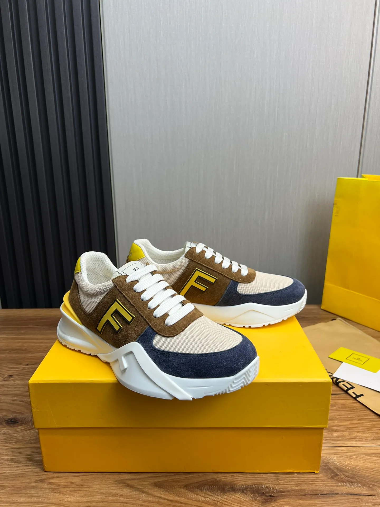 Men's shoes 💰520💰 Fendi [Fendi] hot style is on the market 🔥Fashionable casual men's shoes 🔱 Made of original cowhide + breathable mesh lining + sheepskin feet, perfect shape, top quality, you deserve it 🔜Original outsole, ultra-light, non-slip and wear-resistant 👣 Standard size 38-44 (customized in 45)